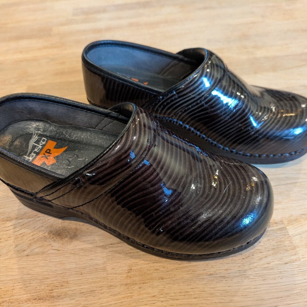 Women's Size 8 Dansko Clogs  - Size 5.5